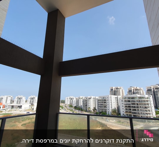 קוצים למניעת יונים על קורות מרפסת